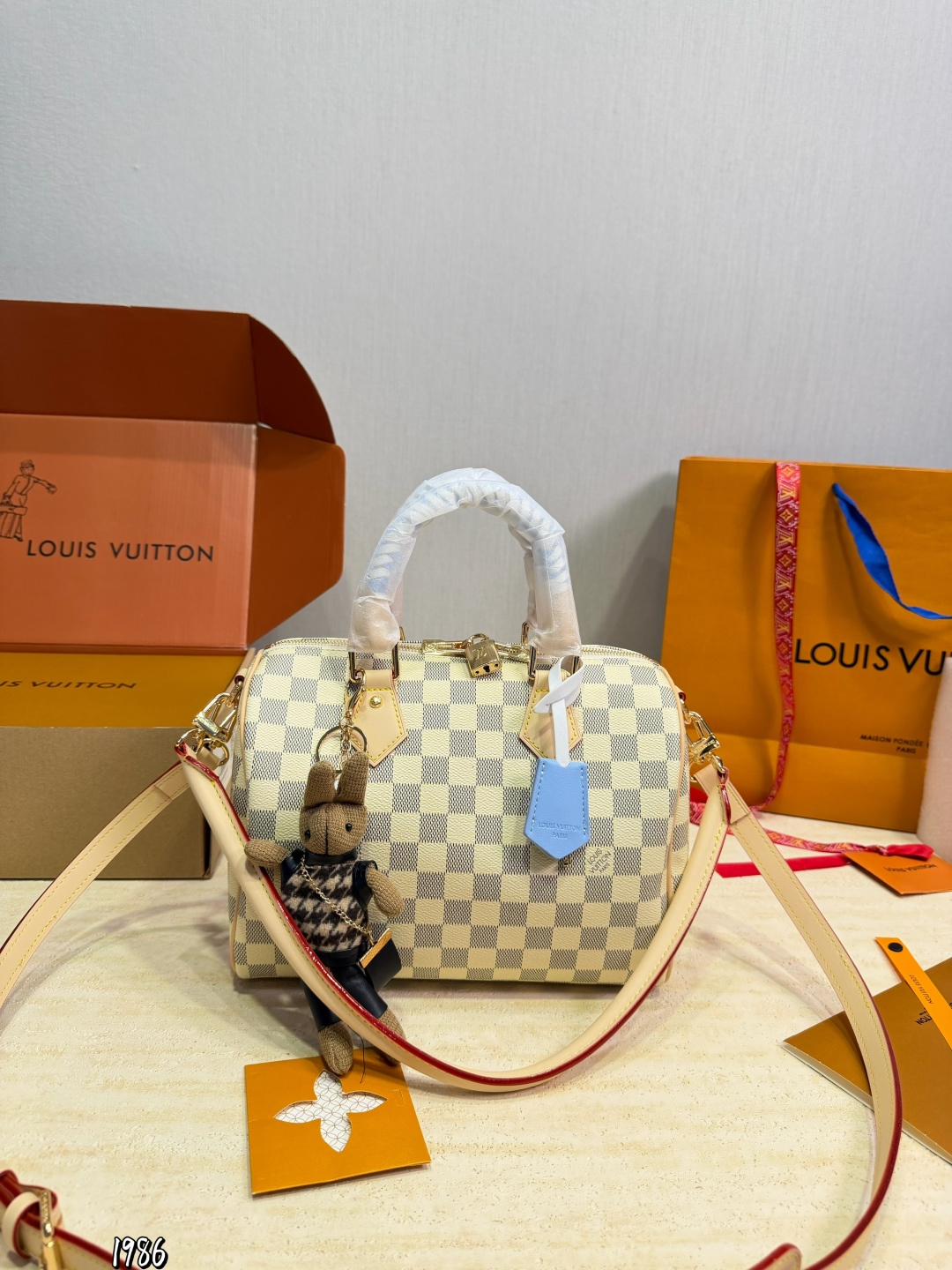 Louis Vuitton LV Speedy | Luxury Designer Fashion Accessory
